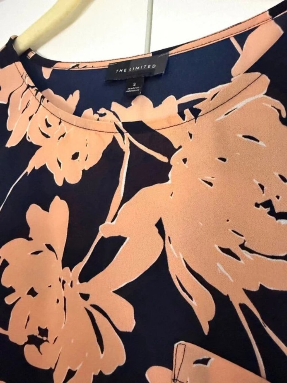 The Limited Navy & Peach Floral Short Sleeve Blouse – Small